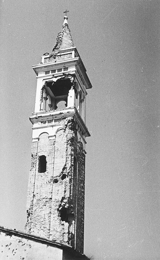 Il-campanile-danneggiato-durante-la-Seconda-Guerra-mondiale.jpg